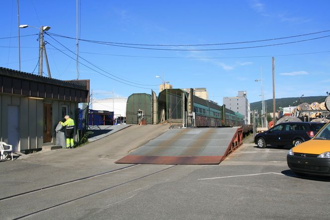 INTERMODALT: Togskinnene ligger 200 meter fra kaia i Drammen havn og gods kan derfor fraktes rett fra skip og over på tog. I den nyeste delen kan containere løftes fra skip og over på tog.