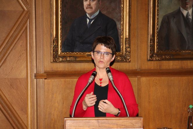 LYDHØR: Fiskeri- og kystminister Lisberth Berg-Hansen innrømmer at utviklingen går i feil retning når mer og mer gods går landeveien og minde på kjøl.