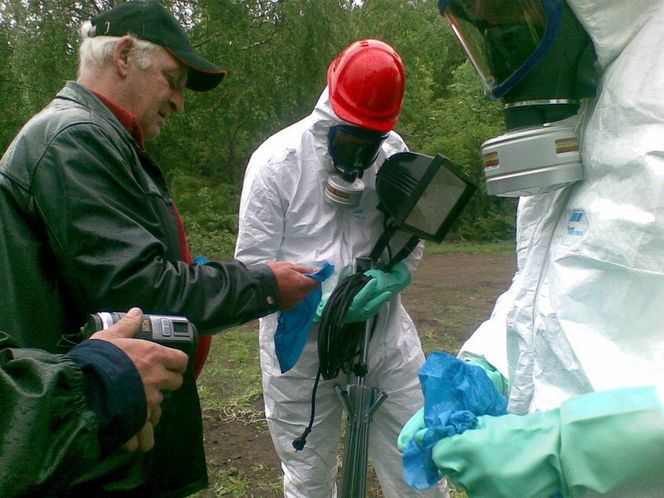 Eksploderte under testing GASSUTVIKLING: Her gjør Statnett og Nexans seg klar til å gå inn i skjøtekammeret etter eksplosjonen som skjedde i en skjøt ved Oslofjordkabelen 25. mai 2009.