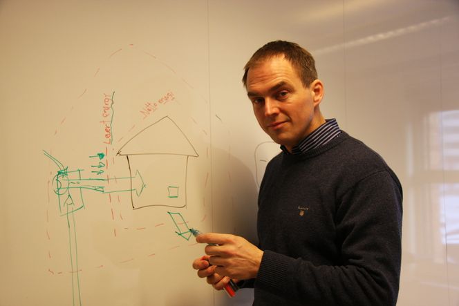 SKILLE: Rune Volla forklarer hvordan reglene fører til at miljøvennlig varmesentral kan gi et bygg dårligere energimerke enn det faktisk fortjener.