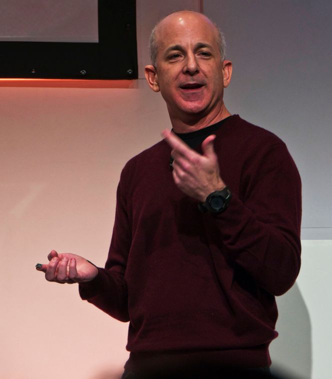 Konsolidering FINGER-PC: Microsofts sjef for Windows og Windows Live, Steven Sinofsky, viser frem et system på en brikke på fingeren. Det er stort sett det som trengs for å drive neste generasjon av Windows.(FOTO: Odd Richard Valmot)