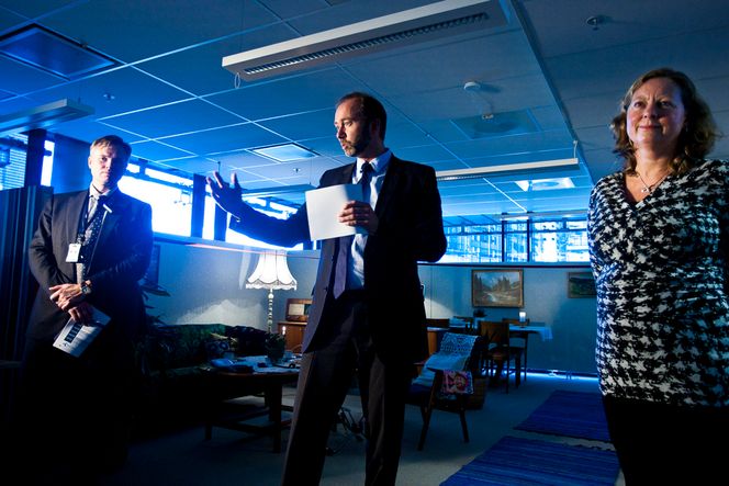 KLIPPER SNORA:Nærings- og handelsminister Trond Giske, flankert av Vismasjef Øystein Moan og sjef for Telenor Norge, Berit Svendsen, fikk æren av å klippe snora til den nye demonstrasjonsboligen som skal vise hvor effektive nye sensorbaserte omsorgstjenester kan være. FOTO: Håkon Jacobsen