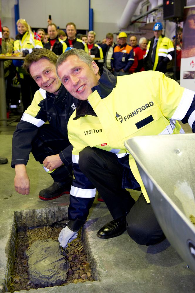 Ny generator MISTER ENERGIPRODUKSJON: 24. mars la statsminister Jens Stoltenberg ned grunnsteinen til energigjenvinningsanlegget til Finnfjord AS. Samtidig forsøkte selskapet å unngå Statnetts krav om ny generator. Bak er adm. dir. Per-Henning Wintervoll.