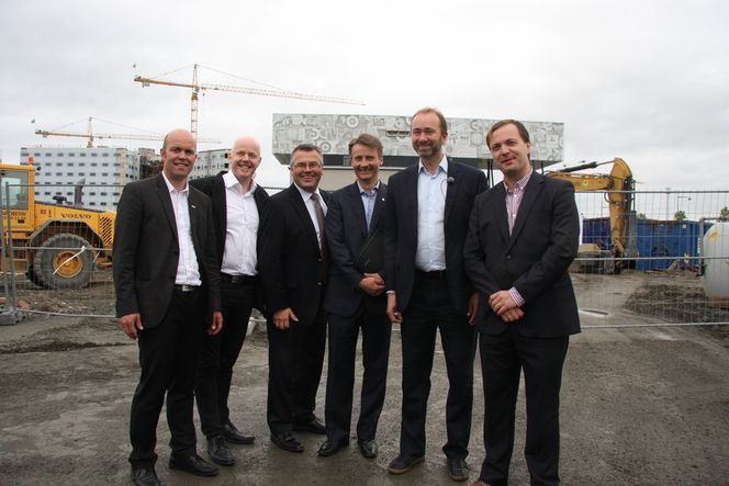 AMBISIØSE: Fire av disse vil sette en ny standard for miljøbygg i Norge, og håper på støtte fra den femte.Fra venstre: Konserndirektør Per Ola Ulseth fra Skanska, dagllig leder Ole Gustavsen fra Snøhetta, administrerende direktør Olaf Kyrre Johansen fra Entra Eidendom, konserndirektør Jørgen Rostrup fra Hydro, næringsminister Trond Giske og Einar Håndlykken, daglig leder i Zero.