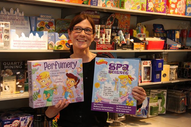 DEN SOM LETER FINNER: På Teknisk Museum er det en leketøysforretning som har spesialisert seg på teknologiinnhold. Her har daglig leder Andrea Liebe West funnet to nye kjemisett tilpasset jenter: Parfymesett og Spa science.
