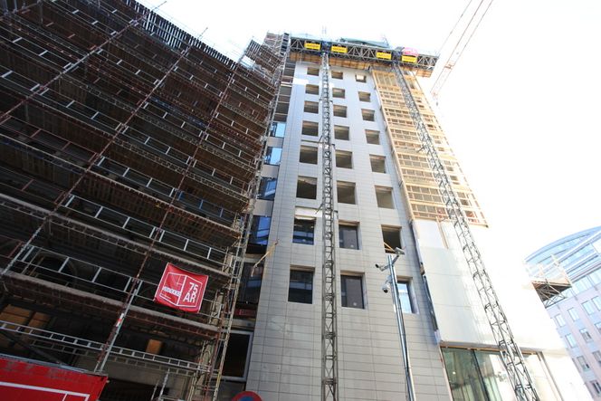 GRÅ FASADE: Regjeringsbygg R6 skal stå ferdig neste sommer. Det kles i finsk grå granitt, skåret og behandlet i Kina.