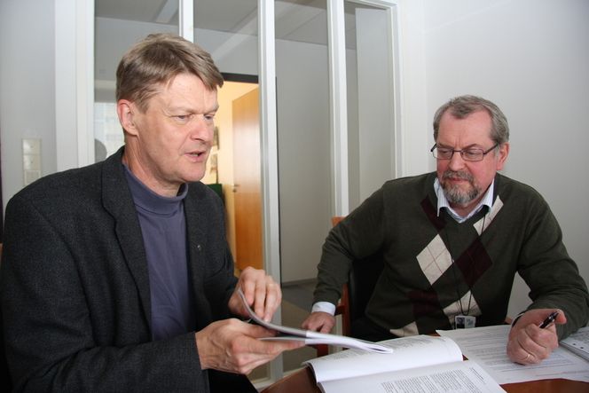 BYGGER TYKKERE: - Frost i grunnen forårsaker ingen telehivskader i overbygningen dersom denne er cirka to meter tykk, sier diplomingeniør Kari Lehtonen (t.v.) i det finske Trafikvärket. Sivilingeniør Tuomo Kallionpää opplyser at motorveier med ujevn undergrunn ikke tillater telehivløfting.