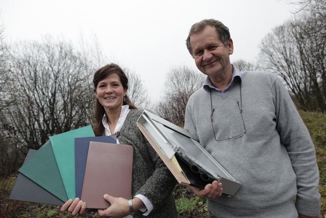 OPTIMISTISKE: FoU-sjef Michaela Georgina Meir viser fram noen av fargene som kan kle solfangerne. Aventas styreleder John Rekstad med en solfangermodell. De håper blandingen av fleksibelt fargevalg og nyskapende energiteknologi frister arkitekter og byggefirmaer.