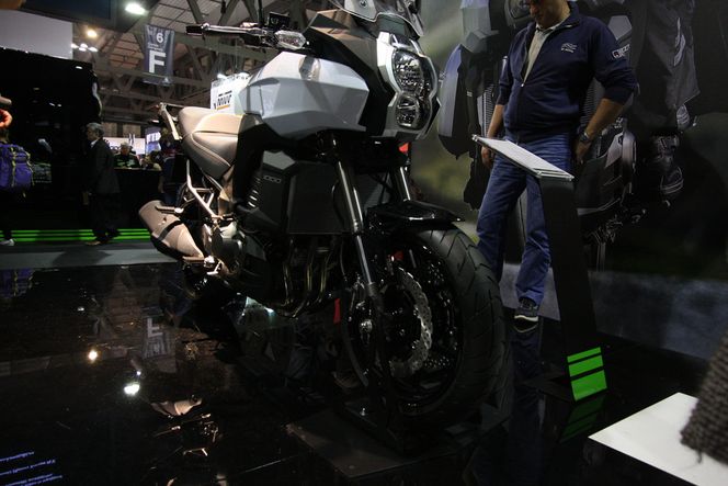 KAWASAKI: Kawasaki har tatt utgangspunkt i ramme og motor fra Z1000-modellen til sin SUV, kalt Versys 1000. En mindre versjon, Versys 650 har fått meget gode omtaler i motorpressen.