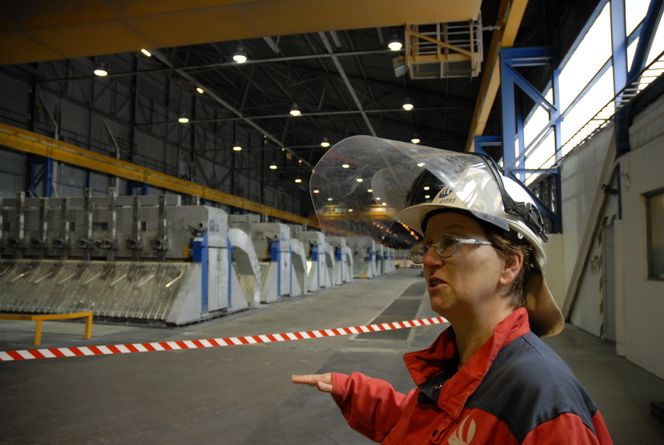 BESKYTTER HEMMELIGHETER: Teknisk Ukeblad må holde seg bak sperrebåndet når vi tar bilder av Hydros Hal 4e-celler i Årdal. Etterpå får vi grundig omvisning på nært hold, men uten kamera. Og leder av driftsorganisasjonen på Hydros referansesenter i Årdal, Marit Stangeland Aalbu, forteller mer enn gjerne om utprøvingen cellene.