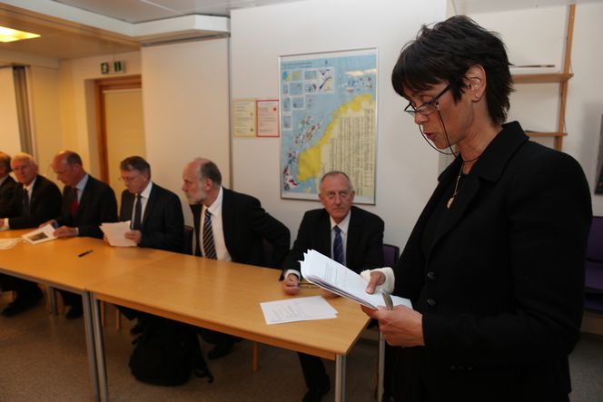 VIKTIG MØTE: Direktør Eva Dugstad ved Institutt for Energiteknikk sitter på Skandinavias eneste nøytronkilde. IFE ønsker å bli mest mulig sentrale i arbeidet med å utvikle nøytronmikroskopet ESS i svenske Lund.