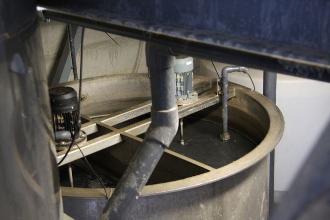 FARLIG VANN: Her kommer det svarte prosessvannet inn, med høyt innhold av olje, kalk og salter. I denne tanken skjer flotasjonen, hvor tungmetaller og uønsket stoffer fjernes av hensyn til videre bakteriekultur. Siden spiser bakterier opp de organiske stoffene, og deretter kan vannet slippes ut.