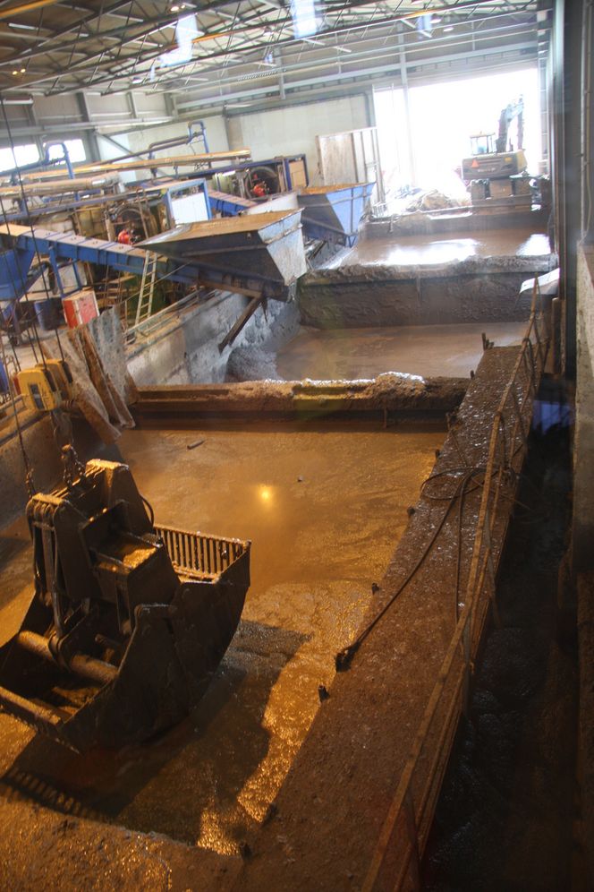 Bakteriene spiser olje KAKSENS BADEKAR: Kaks og annet farlig avfall havner i disse bassengene før behandling og separasjon.