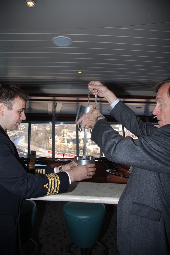 PLUGGEN: En helt nyutviklet plugg skal overføre 11 kV fra land til skipet. Her får maskinsjef Roar Tverberg demonstrert koblingen av Dag Inge Høye, agent i Norge for NG2.