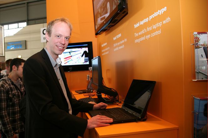 Forretningsutvikler Anders Olsson i svenske Tobii med verdens første forbrukerrettede bærbare med innebygget øye-tracking. (FOTO: Dag Yngve Dahle)