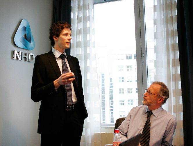 TALL: Kristoffer Eide Hoen mener byggenæringen forbereder nå seg på gode tider. Til høyre NHOs sjeføkonom Tor Steig.