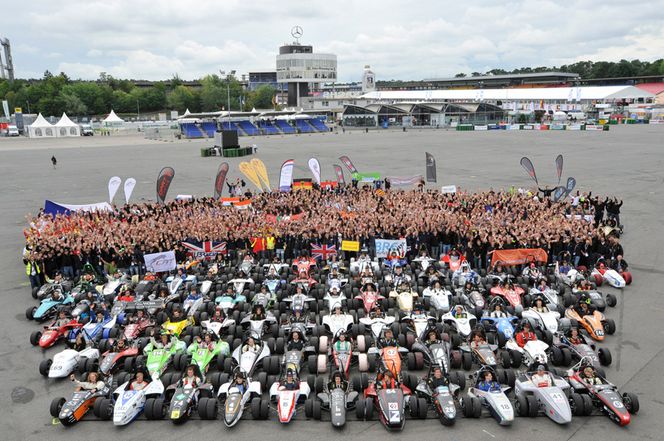 Slik kan det se ut når studentlagene møtes til dyst i Formula Student. Bildet er fra den tyske utgaven i 2010.