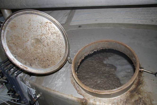 SULTNE BAKTERIER: Det skummer i tankene når de oljehungrige bakteriene spiser nær sagt alt som finnes av organiske stoffer i prosessvannet.