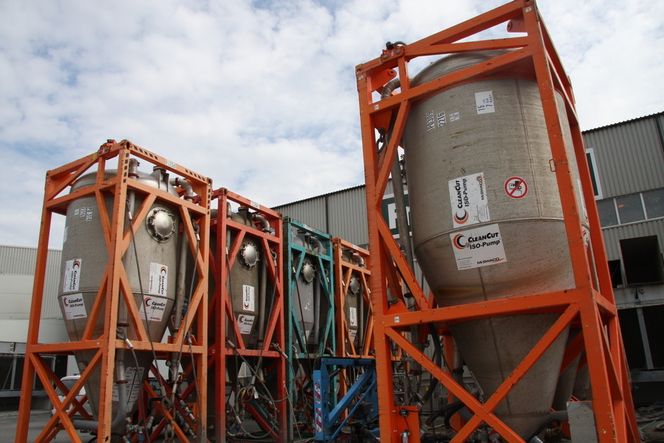 ISO-PUMP: Borekaks fra sokkelen fraktes til land i disse standardiserte enhetene. Franzefoss gjør avfallet om til tørrstoff, vann og brukbar olje.