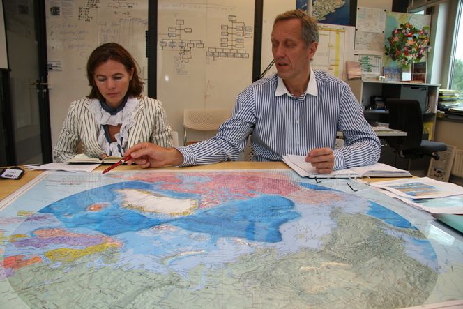 ENORMT: Arktiske strøk nord for Polarsirkelen dekker ca. 6 prosent av jordkloden, men kan inneholde så mye som 20 prosent av verdens olje- og gassressurser. Kommunikasjonsdirektør Mariken Holter og konserndirektør Bjørn Gundersen i nye Kværner studerer kartet over nordområdene.