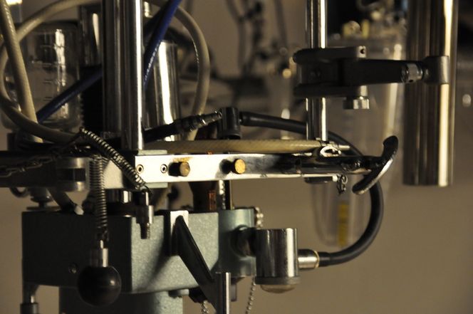 STAPPFULLT: Utstillingen er en instrumentorgie uten sidestykke i museets historie. I ett av rommene er det stappfullt av medisinske instrumenter i taket.