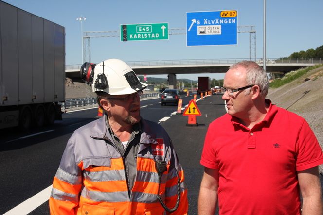 PÅ GOD VEI: Prosjektsjef for BanaVäg i Väst, Bo Larsson (t.h.), diskuterer fremdriften på E45 mellom Göteborg og Trollhättan med den norske anleggsingeniøren Jon Harald Rømteland.