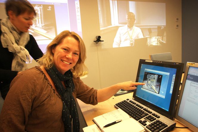 KOMPLISERT: Siv Heggem, leder for rørledninger og transportteknologi i Statoil, sier selskapet er verdensledende på denne typen løsninge. I bakgrunnen, via videokonferanse: leder for subsea og marinteknologi i Statoil, Bjørn Kåre Viken.