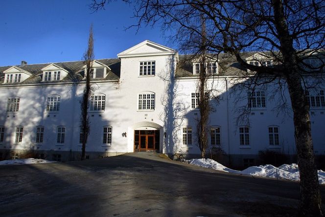 LEGGES NED: Reitgjerdet sykehus ble opprettet i 1923 for farlige og særlig vanskelige sinnslidende menn. I dag heter det St. Olavs hospital, avdeling Brøset, og rommer fortsatt farlige sinnslidende. En forutsetning for nye Brøset er at virksomheten legges ned. FOTO: Scanpix