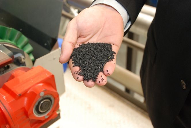 GJENVINNER DEKK: Genans fabrikker deler dekket opp i alle dets bestanddeler og granulerer gummien. Granuleringsgraden varierer til ulike formål.