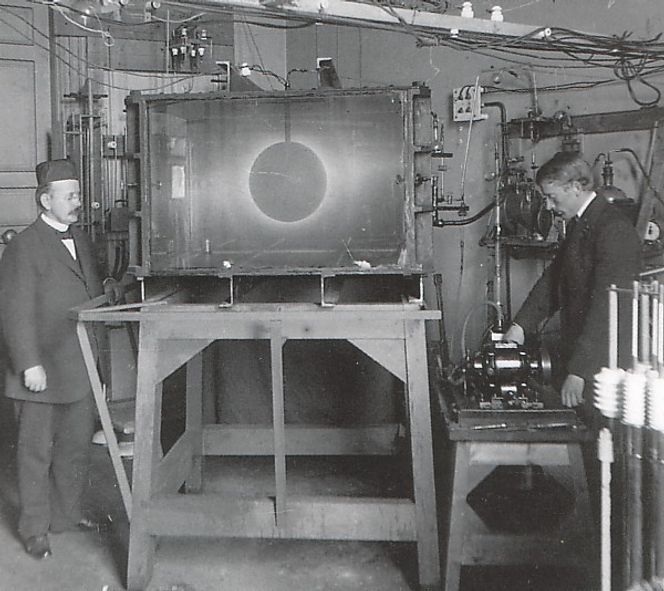 TERRALIA: Fysikkprofessor Kristian Birkeland (t.v.) og hans assistent Olaf Devik foran terrellakammeret som var en miniatyrvariant av verdensrommet.