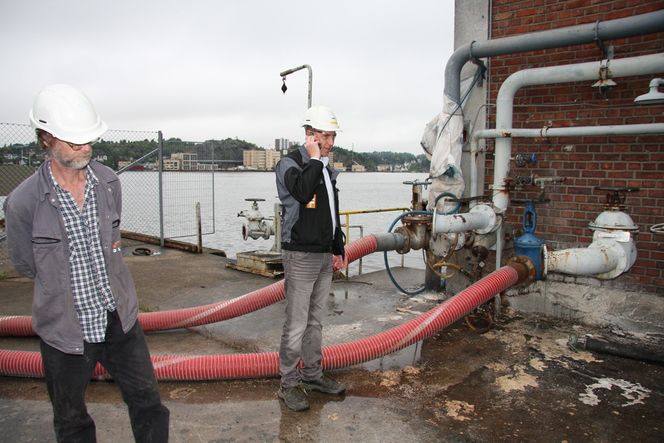 RØRETE: Roar Eriksen (t.v) og Erik Røyeng fra Oleon på kaia der Mar Cristina lå. Gjennom de røde slangene skulle prosessvannet pumpes fra Oleons tanker.
