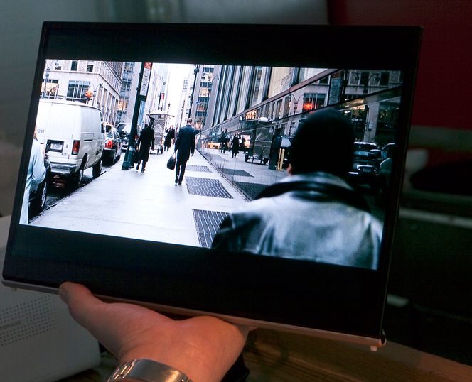 UNDERVERK: Selve OLED-filmen er 0,3 mm tykk som med støtten fra bakstykket blir til 3 mm. Den har et bilde som vi aldri har sett før på en TV. Men LGs 15 tommer blir nok for liten for de fleste og den vil koste flesk når den dukket opp om et par måneder.