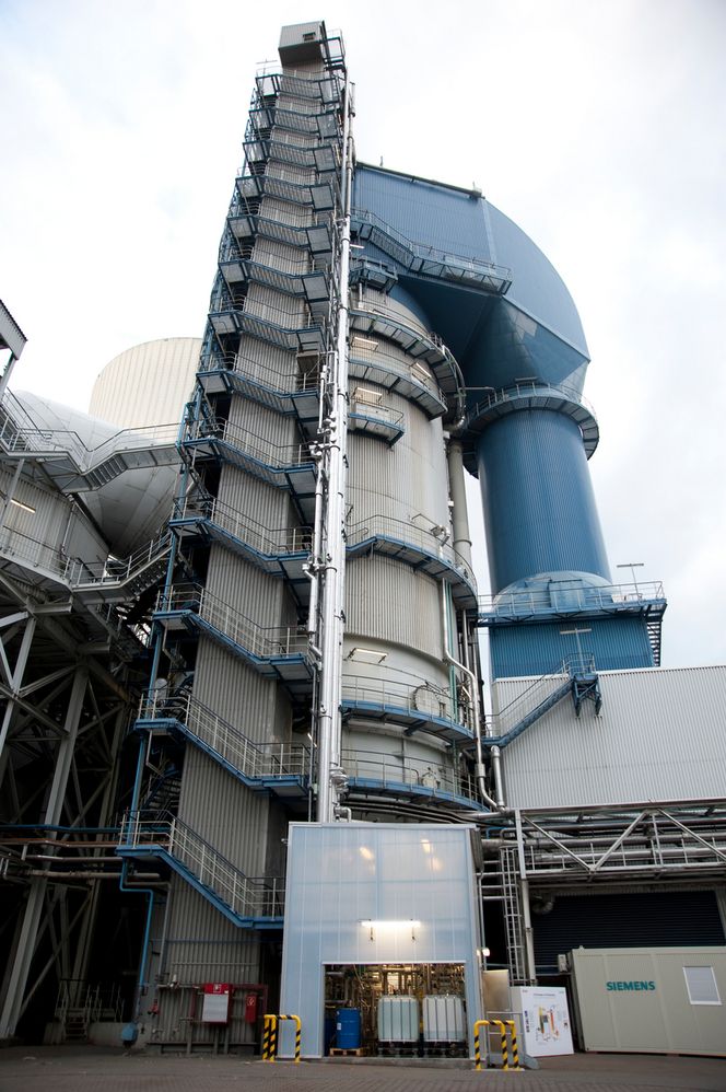 Helsefare skaper usikkerhet Dette er EONs kraftverk Staudinger i Tyskland, der det er bygget et testanlegg for CO2-fangst. Resultatene fra renseanlegget er oppsiktsvekkende gode. Løsningen avgir ingen helsefarlige utslipp, har over 90 prosent gjenvinningsgrad og lavt energiforbruk.