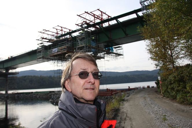 – Komplisert prosjekt BYGGELEDER: Widar Mikkelsen, assisterende byggeleder for Minnesund-broen, forteller om et omfattende og komplisert arbeid.