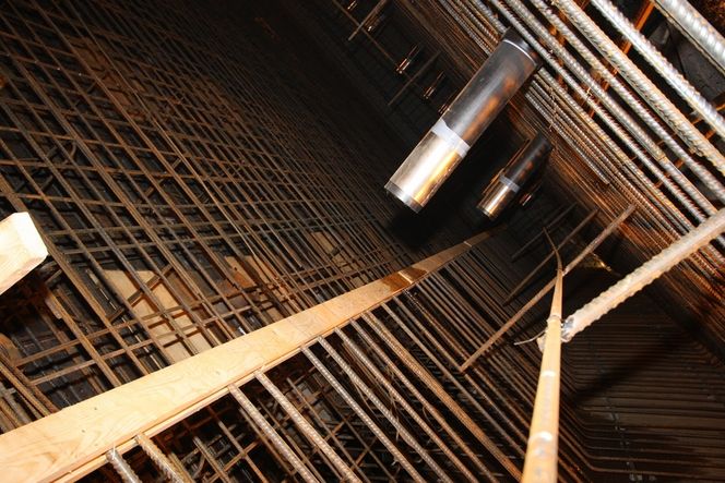 ARMERING: Her skal det snart støpes en forankringsplate, armeringen er nesten ferdig og rørene som skal føre kablene er synlige.