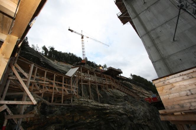 BRATT: Willy Olsen trekker riggen frem som en av de største utfordringene med Hardangerbrua. Stedvis er det nesten loddredd, og alle som jobber med tårnene må ned og opp 300 trappetrinn opptil flere ganger daglig.