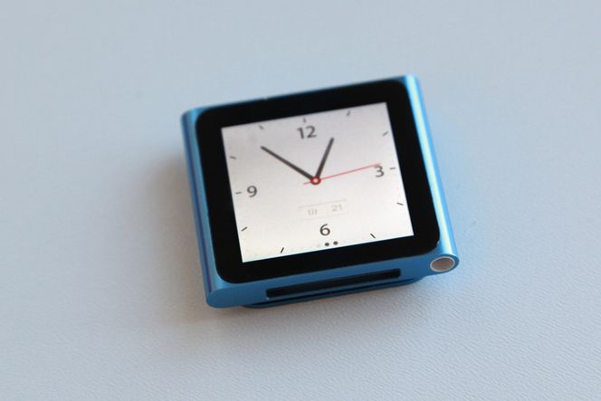 Du kan velge å ha en "analog" klokke på skjermen til enhver tid - og det er allerede kommet tilbehør som gjør nanoen til et armbåndsur.