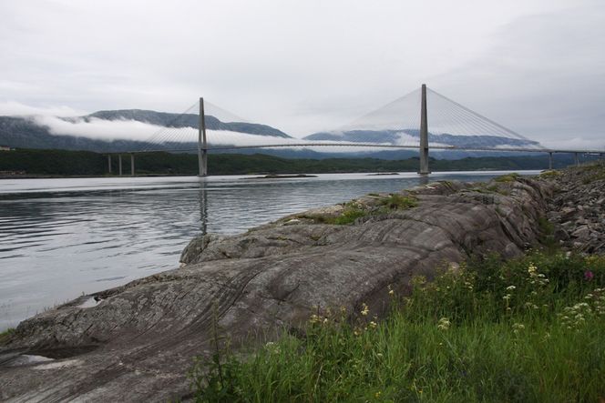 NATUR: Helgelandsbrua er utformet for å gli inn i de mektige omgivelsene.