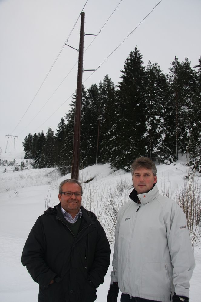 Varer i 120 år PILOTPROSJEKT: Flemming Petersen, teknisk sjef i Melbye Skandinavia og Geir Otto Pettersen, avdelingsleder i Skagerak Energi viser Teknisk Ukeblad komposittmastene som er satt opp utenfor Tønsberg.