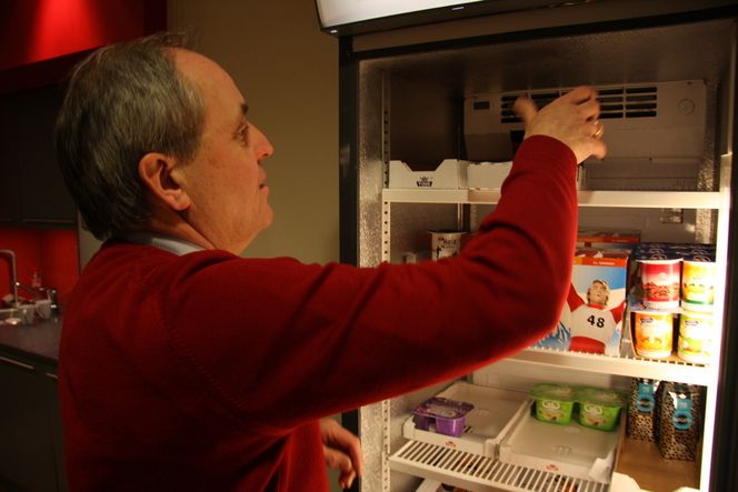 Mye mer bearbeiding RYDDER I SKAPET: Stein Øiom, viseadministrerende direktør i Tine, rydder i fabrikkporteføljen til meieriet. FOTO: Trond Gram