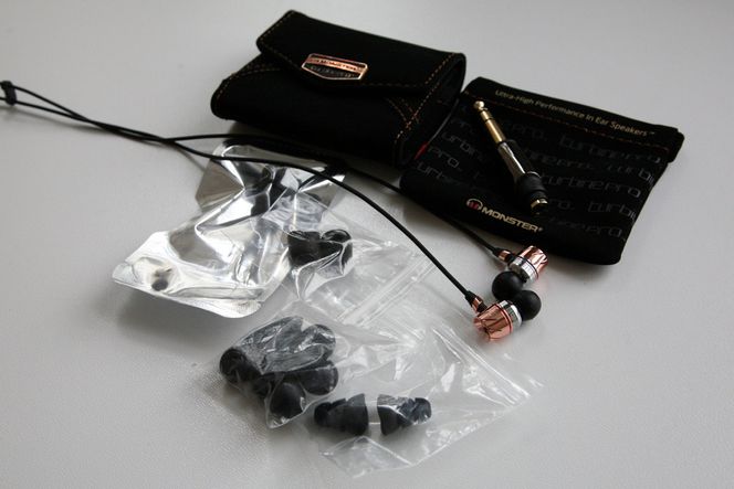 To bærevesker og en drøss med ulike puter er blant innholdet i tilbehørspakken til Monster Turbine Pro.