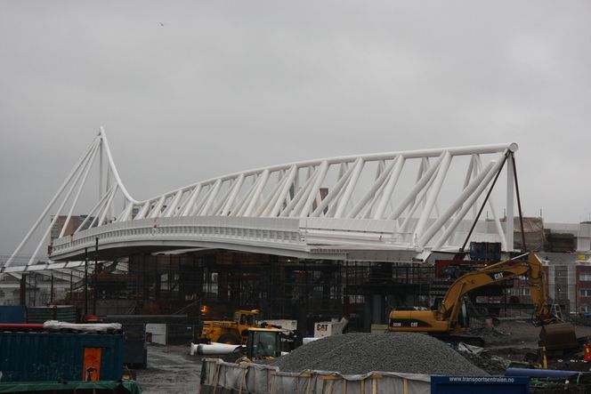 TUNGVEKTER: Broen som nå krysser alle sporene på Oslo S er 164,5 meter lan, 20 meter bred og veier 2100 tonn. Den er plassert med millimeterpresisjon.
