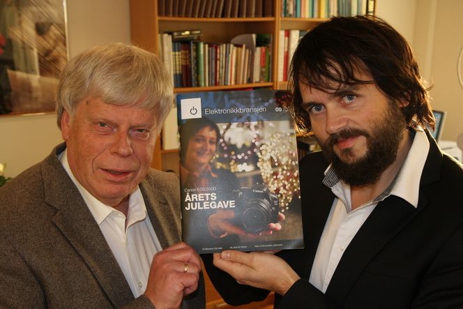 Fagredaktør Erik Andersen og ansvarlig redaktør Stian Sønsteng med den rykende ferske utgaven av fagbladet Elektronikkbransjen der Canon EOS 550D blir kåret til årets julegave. Foto: Cathrine Pedersen