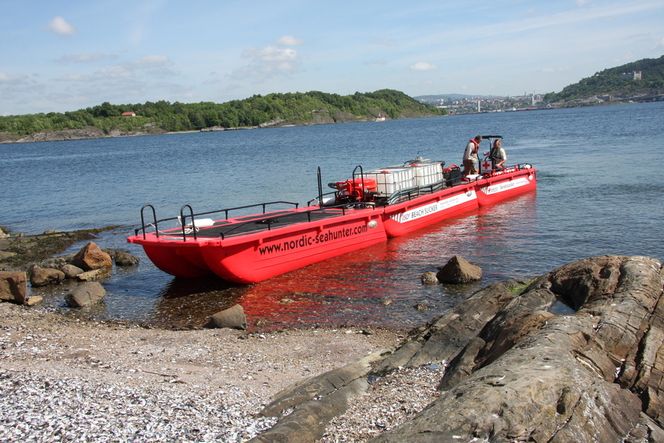 TØRRSKODD: Mannskap og utstyr kan gå tørrskodd i land. Tankene har plass til 2.000 liter, det skal være nok for en dags oppsamling. Sala Rollpump står rett foran tankene. Den kan også bæres i land.