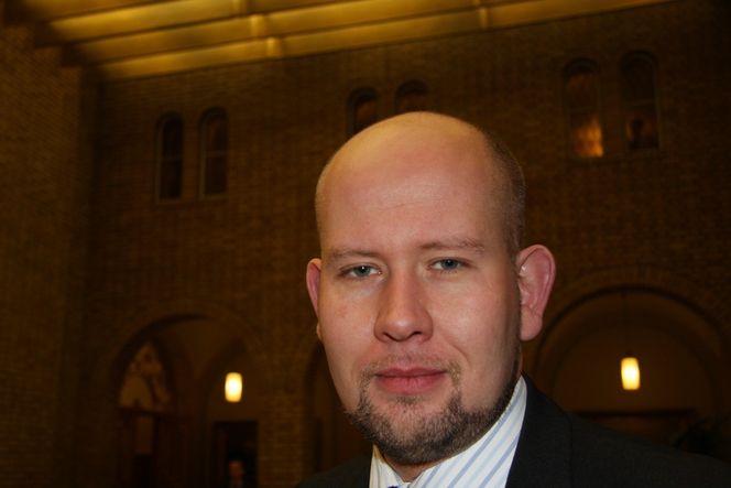 Tord reagerer på TrondIRRITERT: Tord Lien fra FrP er tydelig irritert på at næringsminister Trond Giske kaster blår i øynene på en krisetruet industri ved å love forskningsmidler som allerede er bundet opp. Lien er 2. nestleder kirke-, utdannings- og forskningskomiteen.