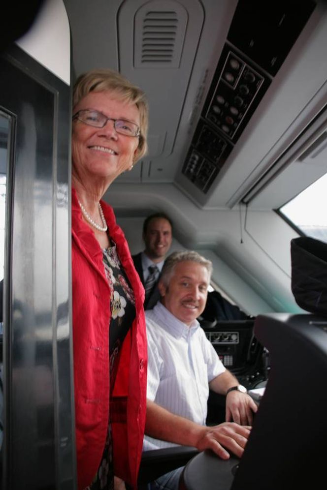 Standard COCKPIT: Samferdselsminister Magnhild Meltveit Kleppa fikk prøvekjøre høyhastighetstoget Segovia fra cockpit. Bak står statssekretær Lars Erik Bartnes.
