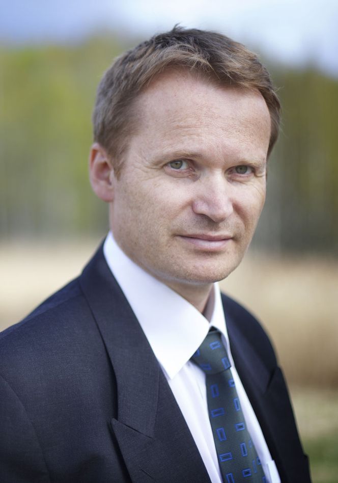 Ulike regler FOR DYRT: Hvis Norske Skog må betale for elsertifikater på toppen av strømregningen, vil virksomheten ved alle fabrikker i Norge avvikles, sier selskapets kommunikasjonsdirektør Carsten Dybevig.