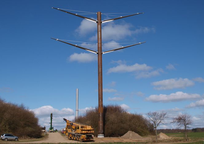 NYE MASTER: De statlige miljøsentrene i Århus og Odense går for denne grå, toetasjers masten i varmgalvanisert stål på en ny høyspentledning på Jylland. Masten skal bidra til mindre støy enn tidligere kraftlinjer fordi det brukes tre ledere per fase.