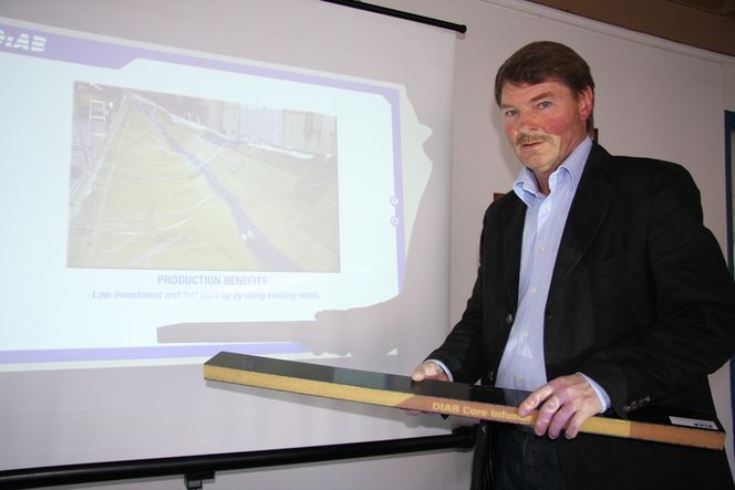 LUKKET PROSESS: Karbonfiberbåter støpes ved hjelp av en lukket metode, Cold infusion. Ulf Kristiansen i Diab viser fram et stykke karbonfiber med sandwichmateriale i kjernen. Diab har levert kjernematerialet til båtene.