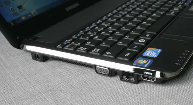 VENSTRE: Laderport, VGA-, nettverk- og HDMI-utgang.